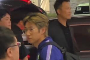 韩国球迷在机场对洪明甫进行斥责,李刚仁在一旁长时间凝视球迷,表情沉思