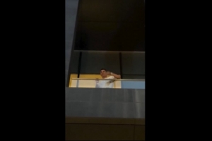 C罗于阳台向球迷挥手,众多球迷欢呼
