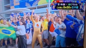 日本富士电视台赛前直播中,女记者遭遇猥亵,被日本搞笑艺人强行搂抱
