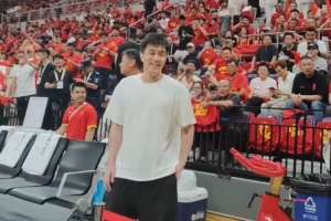 郭艾伦现场助威,观摩中国男篮对阵日本男篮比赛