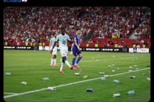 FIFA将对克罗地亚球迷扔瓶子事件进行调查,或对克罗地亚足协进行处罚
