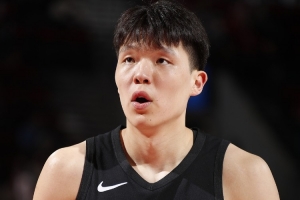 开拓者自媒体:签约卡尔森和留下罗威意图明显,球队对杨瀚森信心不足