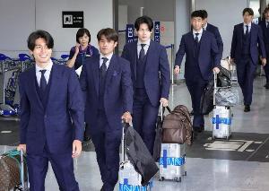 日本队今日从巴西归国抵达东京,遗憾未能晋级16强