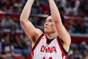 首发表现优异!李弘权半场7投4得9分1篮板2助攻 正负值+16